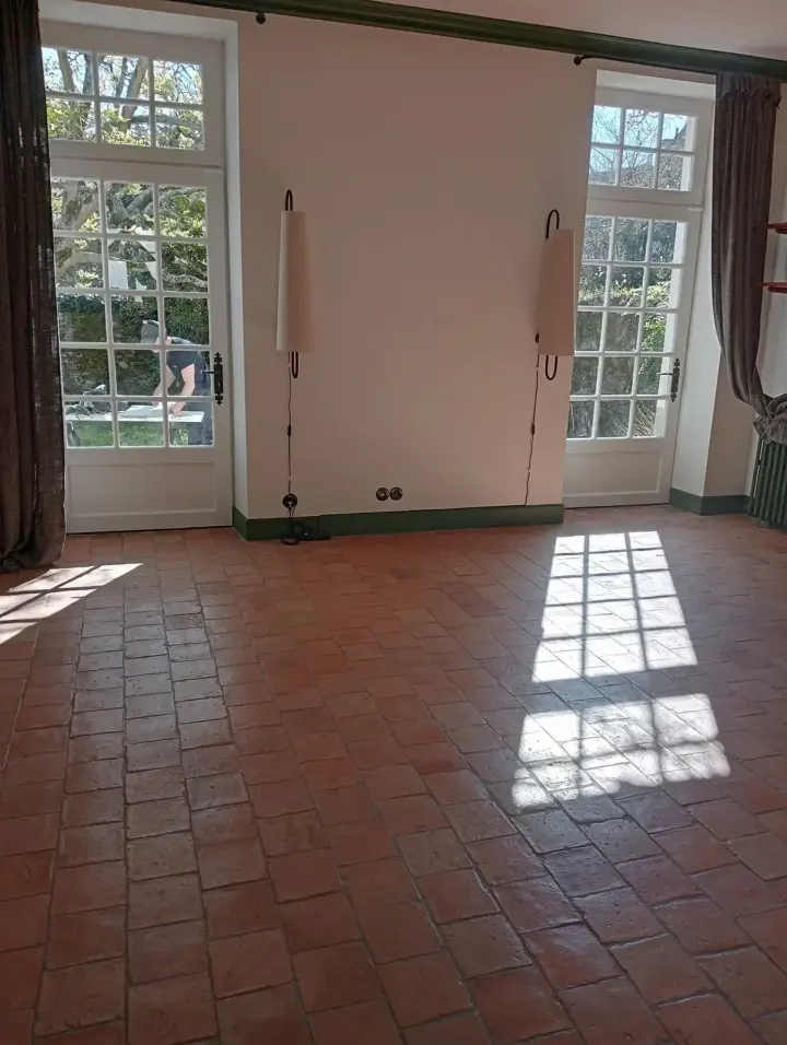 Pièce aux tomettes